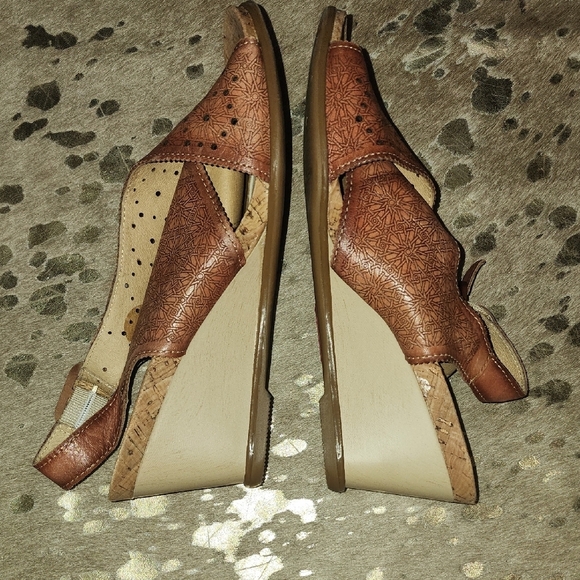 Pikolinos Women's Brown Wedge Sandals - Picture 5 of 7